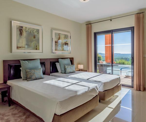 Moradia com Três Quartos e Piscina Privada