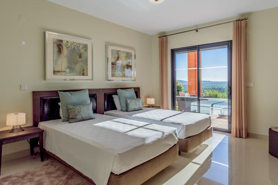 Moradia com Três Quartos e Piscina Privada