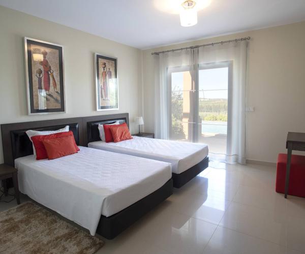 Moradia com Dois Quartos e Piscina Privada