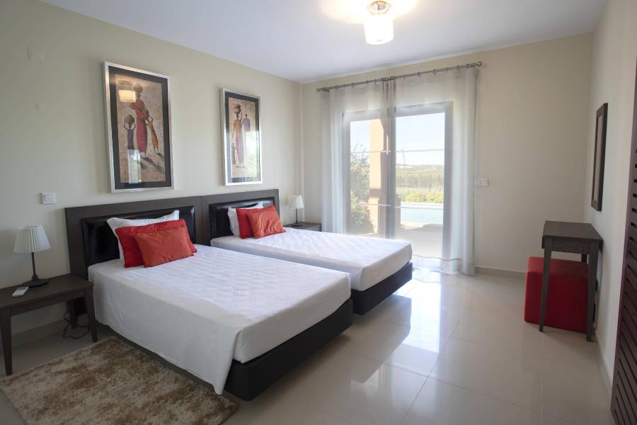 Moradia com Dois Quartos e Piscina Privada